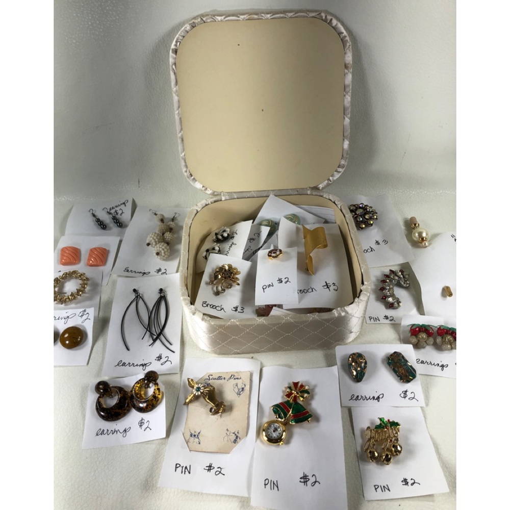 Lot of Women’s Vintage Earrings Pins and Brooches 1950’s-1990’s 30 pairs